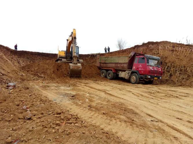 今日逍遥大道路基工程继续施工,开挖土石方约1200方.